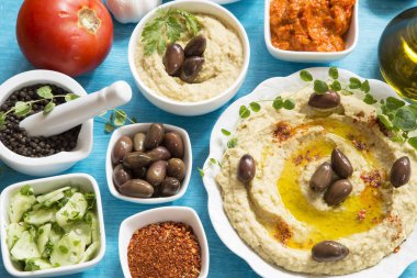 Sebze ve baharatlar ile geleneksel humus