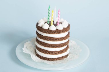 Doğum günü pastası ile renkli mumlar