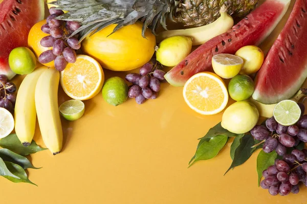 Fruta Fresca Sobre Fondo Amarillo —  Fotos de Stock