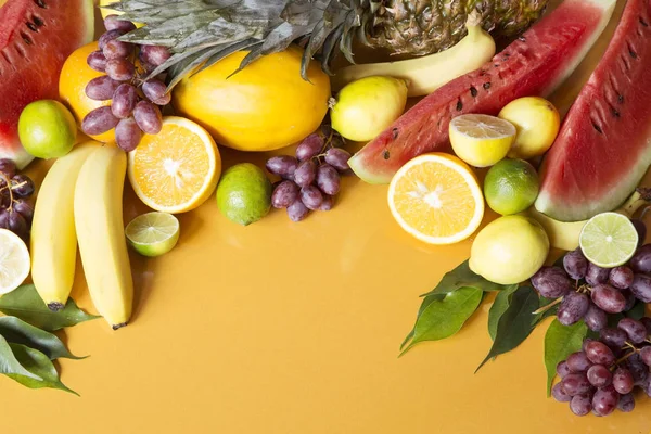 Frutta Fresca Fondo Giallo — Foto Stock