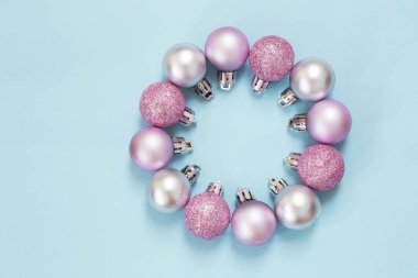 Mavi arka planda Noel topları daireye