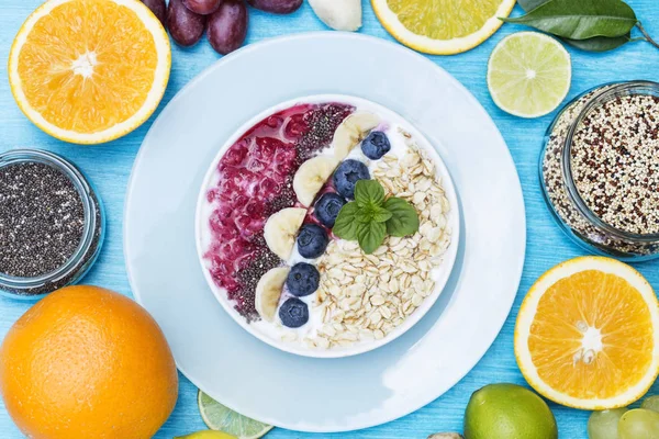 Chia ve meyve smoothy bir kase