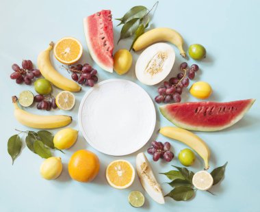 Beyaz bir plaka ile tropikal meyve