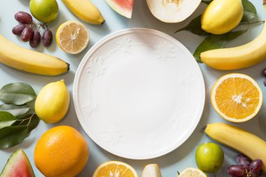 Beyaz bir plaka ile tropikal meyve