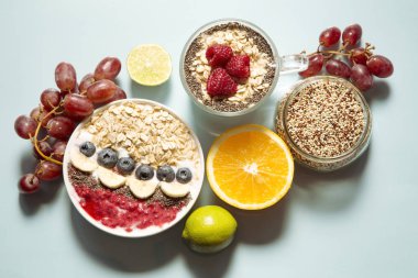 Chia ve meyve smoothy üzerinde mavi arka plan - üstten görünüm