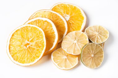 Portakal ve limon dilim beyaz zemin üzerine kuru