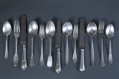 Gri arka plan üzerinde Vintage çatal bıçak takımı