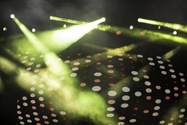 Yeşil ışık ışınları bir müzik konser