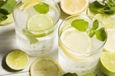 Detoks su kireç ve nane ile