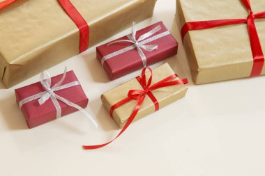 Kırmızı kurdele ile Noel ve yeni yıl hediye