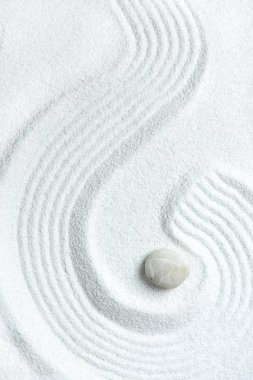 Zen bahçesi beyaz kum ve tek bir rock