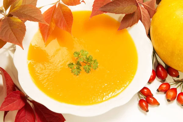 Kürbissuppe Mit Den Trockenen Herbstblättern — Stockfoto