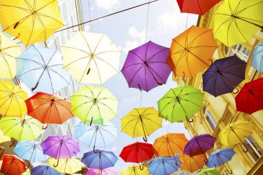 Arka plan olarak renkli şemsiyeler