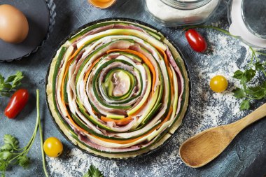 Sebze ve prosciutto geleneksel pasta