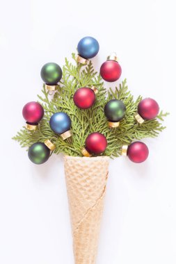 Beyaz izole bir kornet renkli tatil baubles
