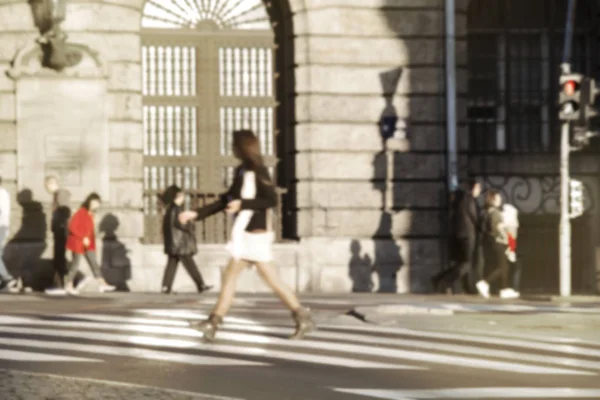 People Crossing Street Blurred Image — Stock Photo, Image