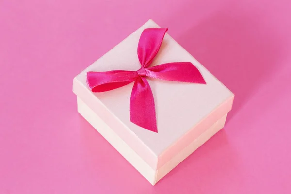 假日礼物在粉红色背景 — 图库照片