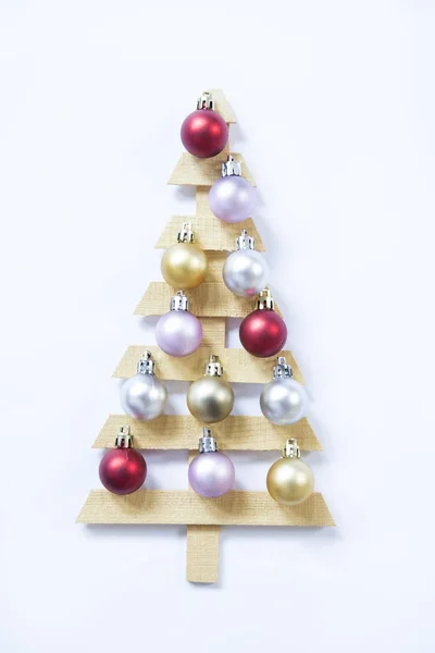 Árbol Navidad Decorativo Con Los Ornamentos Sobre Fondo Blanco — Foto de Stock