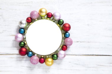 Renkli baubles ile Noel ve yılbaşı banner