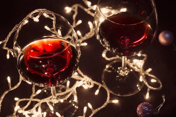 Two Glasses Red Wine Light Garland — Stock Photo, Image
