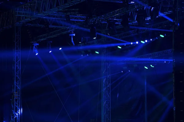 光の光線をコンサートのステージ — ストック写真