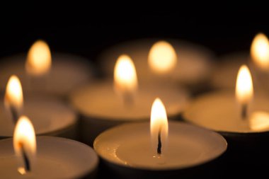 Yanan mumlar yakın çekim