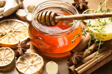 Otlar ve baharatlar ile tatlım