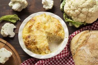 Karnabahar yemeği bir seramik tabak - üstten görünüm