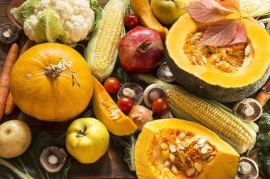 Ahşap arka planda çeşitli meyve ve sebzeler - üst görünüm