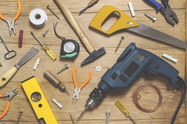 Ahşap arka plan - üstten görünüm üzerinde çeşitli araçlar