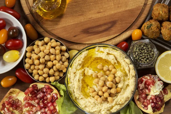 Traditioneller Hummus Und Falafel Mit Gemüse — Stockfoto