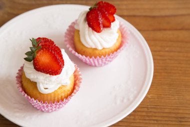 Beyaz tabakta çilekli top kek