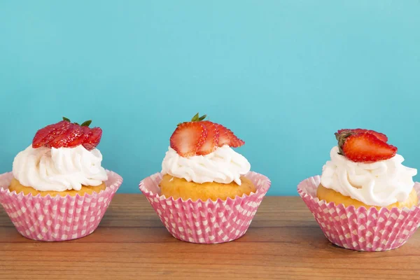 Cupcakes Aux Fraises Sur Fond Bois — Photo