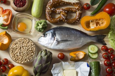 Ahşap arka plan üzerinde Gıda katkı maddeleri