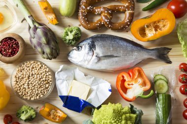 Ahşap arka plan üzerinde Gıda katkı maddeleri