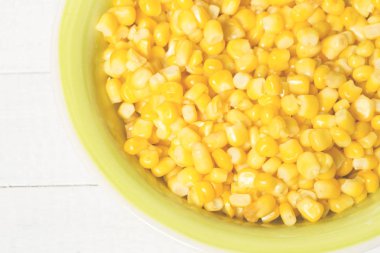 Bir kase haşlanmış mısır taneleri