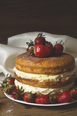 Beyaz çikolatalı krema ve çilek ile çıplak pasta