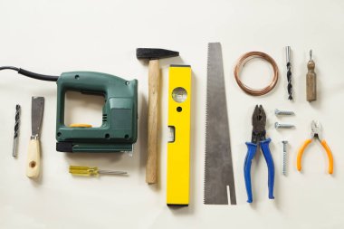 Çeşitli araçlar beyaz arka planda - üstten görünüm