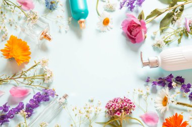Kozmetik düzenleme parfüm şişeleri ve çiçeklerle