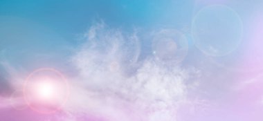Mavi ve mor gökyüzü ile beyaz bulutlar
