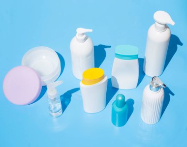 Mavi arka planda güzellik ürünleri