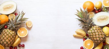 Beyaz ahşap arka planda tropik meyve