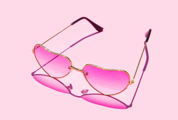 Różowe Okulary Przeciwsłoneczne Kształcie Hartu Cieniem — Zdjęcie stockowe