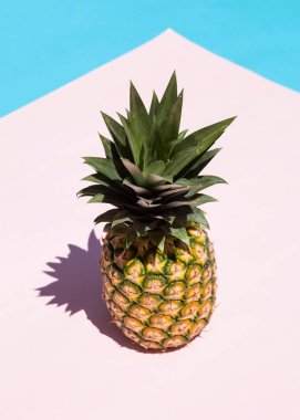 Pembe ve mavi arkaplanda ananas.