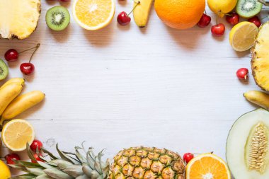 Beyaz ahşap arka planda tropik meyve