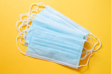 Sarı arka planda koruyucu yüz maskeleri