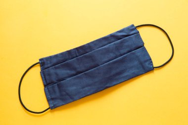 Sarı arka planda koruyucu tekstil maskesi