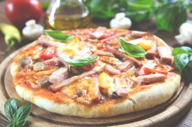 Tahtada ev yapımı kırsal pizza.