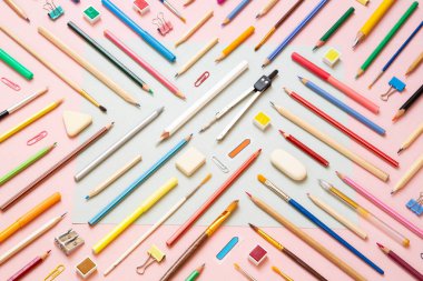 Pembe kağıt üzerine okul malzemeleri - üst görünüm