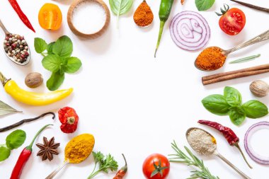 Beyaz arkaplanda çeşitli baharatlar